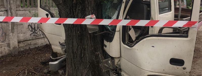 На Малиновского FAW врезался в дерево: пострадал водитель авто