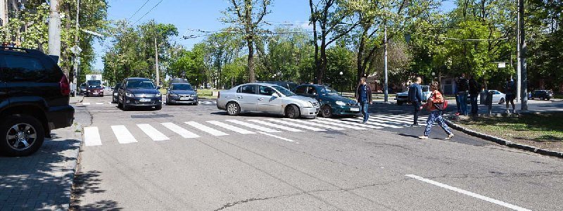 На проспекте Яворницкого одно ДТП спровоцировало другое: столкнулись 4 автомобиля