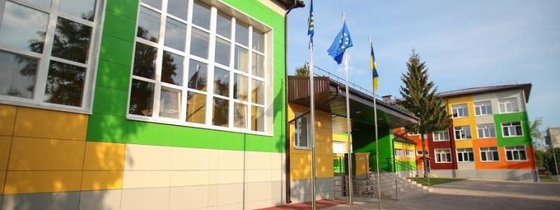 Петр Порошенко побывал на открытии опорной школы в поселке возле Днепра
