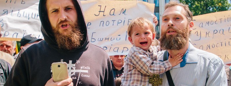 Стычка под облсоветом: в центре Днепра верующие и активисты не поделили церковь