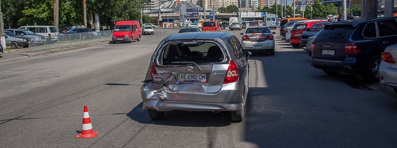 В Днепре возле ресторана "Сушия" столкнулись три автомобиля