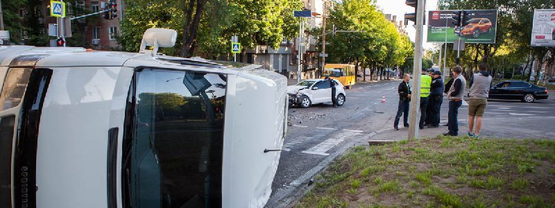 На проспекте Александра Поля столкнулись Mercedes и Volkswagen: один из водителей оказался пьян