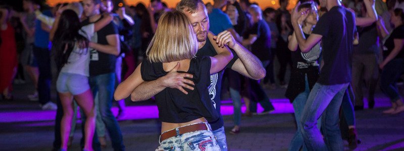 На Фестивальном причале жители Днепра танцевали под латиноамериканские ритмы