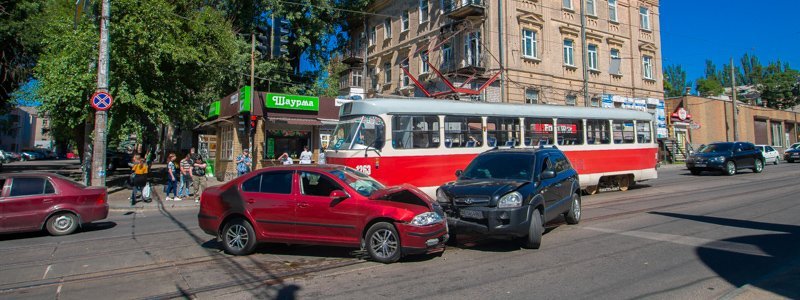 Возле Строительной академии столкнулись Skoda и Hyundai: движение трамваев заблокировано