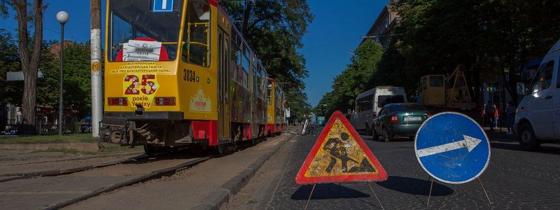 На Яворницкого у трамвая № 1 оборвался пантограф: движение электротранспорта остановлено