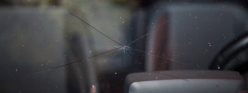В Днепре мужчина iPhone'ом разбил лобовое стекло таксисту