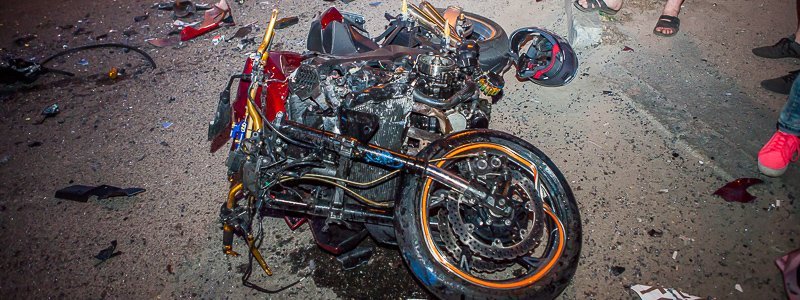На Набережной Победы возле ОККО маршрутка сбила мотоциклиста на Kawasaki