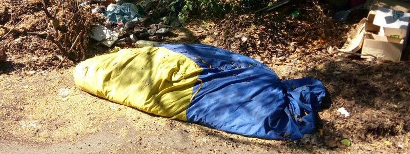 В Днепре мусор завернули во флаг Украины