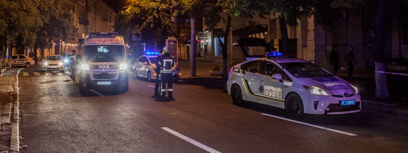 В Днепре возле филармонии BMW влетел в столб: пострадал парень