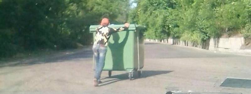 В Днепре мужчина пытался украсть новый мусорный контейнер