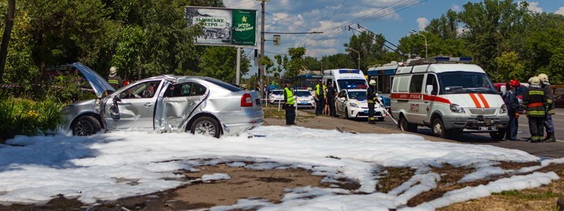 Возле СК «Восход» водитель Skoda устроил гонки и «влетел» в остановку: два человека пострадали, один погиб