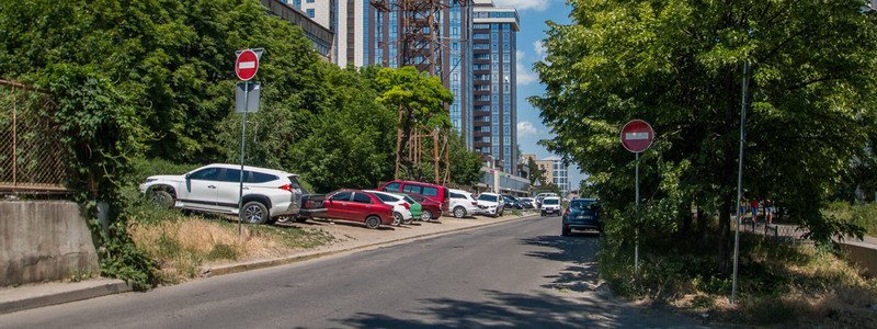 В Днепре улица Симферопольская стала односторонней: водители массово едут "под кирпич"