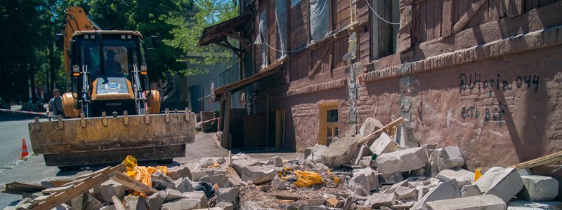 В Днепре снесли пристройку последнего деревянного дома: жильцы бросались под экскаватор