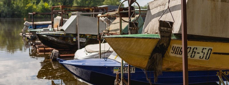 В Днепре коммунальное предприятие "наезжает" на лодочные причалы