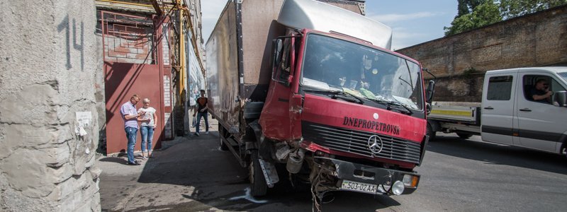 В Днепре из-за пешехода грузовик Mercedes «влетел» в здание завода