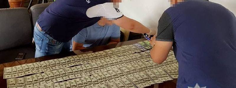 В Днепре задержали чиновника на взятке в 12 тысяч долларов