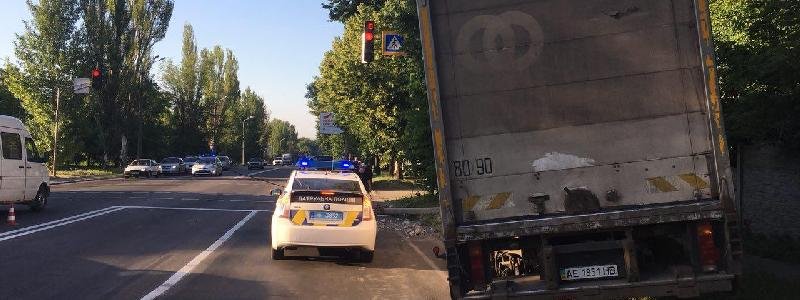 В Днепре на Киевской грузовик влетел в столб