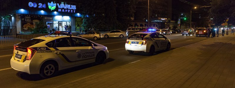 На Набережной возле гостиницы "Днепропетровск" мужчина бросился под автомобиль