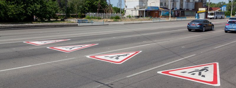 В Днепре начали рисовать знаки на дорогах, чтобы снизить аварийность