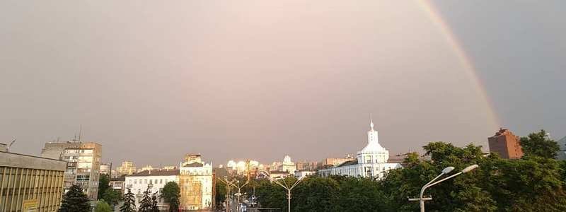 После сильного дождя в небе над Днепром появилась радуга