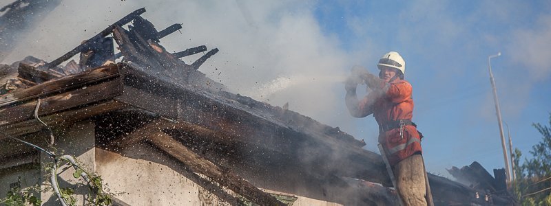 В Соборном районе Днепра сгорел частный дом