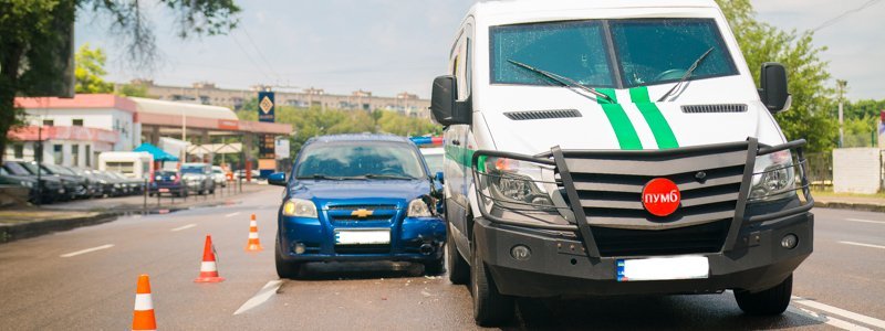 На Запорожском шоссе Chevrolet «догнал» автомобиль инкассаторов банка "ПУМБ"