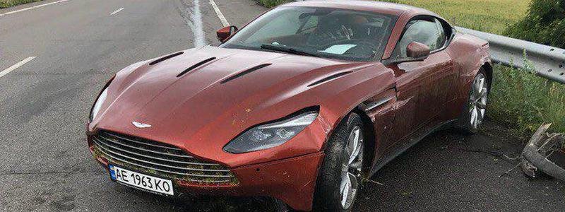 На трассе Днепр - Харьков владелец бросил поврежденный в ДТП Aston Martin DB11 за 7 миллионов и уехал в аэропорт