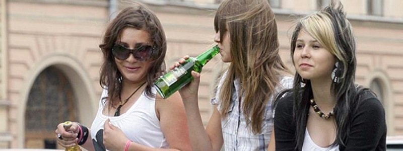 В Днепре возле парка Глобы гуляли пьяные девочки 12 и 13 лет
