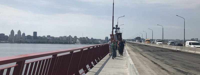 Десятки людей с крестами и иконами прошли по Новому мосту в Днепре