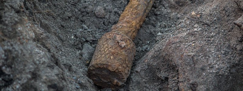В Днепре на Образцова мужчина копал землю и нашел ручную гранату