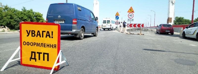 В Днепре на въезде на Новый мост столкнулись Volkswagen и Citroen: движение затруднено
