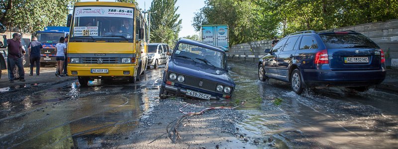 После ремонта водопровода на улице Павлова автомобиль ВАЗ провалился под землю