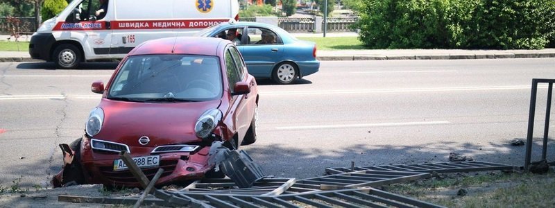 На Сичеславской Набережной женщина на Nissan потеряла сознание и въехала в ограждение