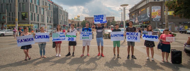 На Европейской площади активисты призывали жителей спасти реку Днепр