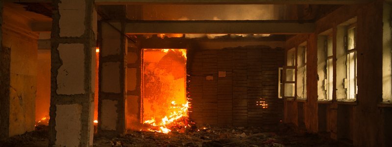 В Днепре на проспекте Богдана Хмельницкого горел заброшенный дом