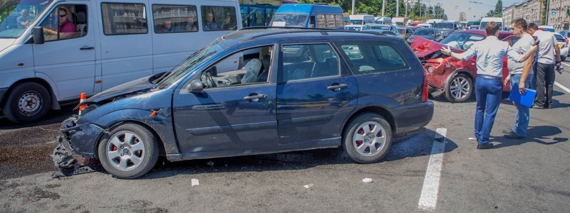 В Днепре на Слобожанском проспекте столкнулись Ford и Nissan: пострадали 3 человека, движение затруднено