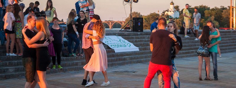 Флирт, страсть и импровизация: жители Днепра массово танцевали на Фестивальном причале
