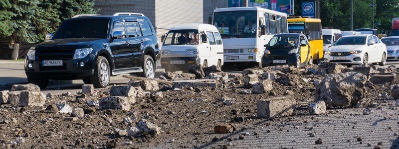 На проспекте Богдана Хмельницкого грузовик рассыпал камни на проезжую часть