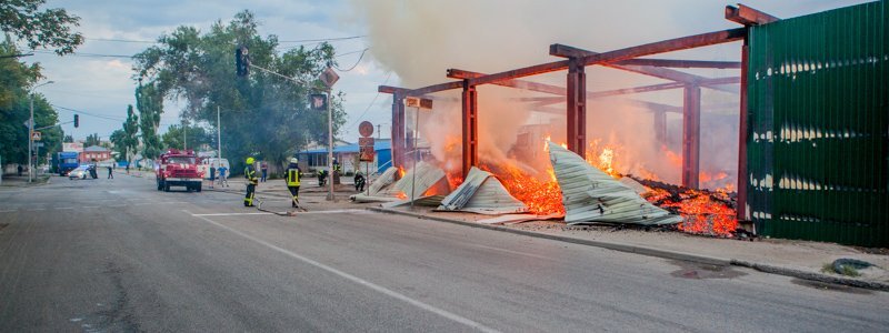 В Днепре на Байкальской загорелся склад с деревянными поддонами