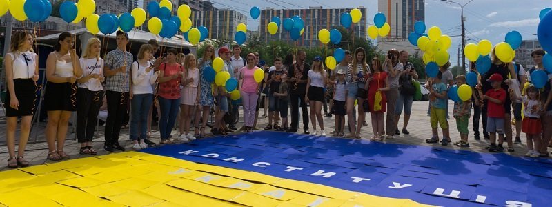 В Днепре создали самую большую Конституцию в Украине и выпустили в небо сотни желто-синих шаров