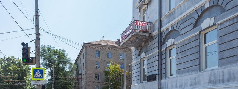 Над тротуаром на проспекте Яворницкого в Днепре разрушается балкон