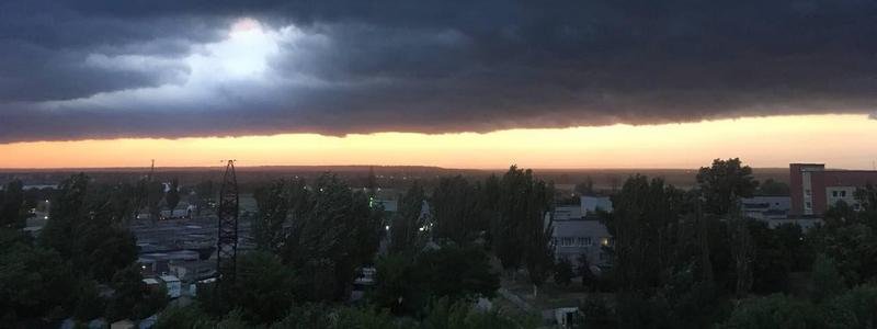 Ужасное небо над Днепром испугало жителей города