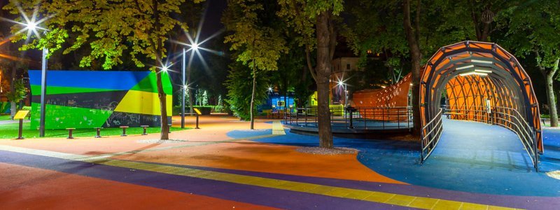 Как выглядит инклюзивный парк в Днепре под покровом ночи