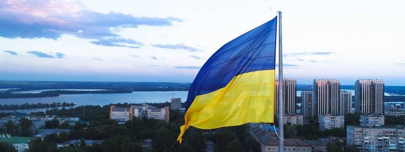 Над Днепром впервые подняли самый высокий флаг Украины