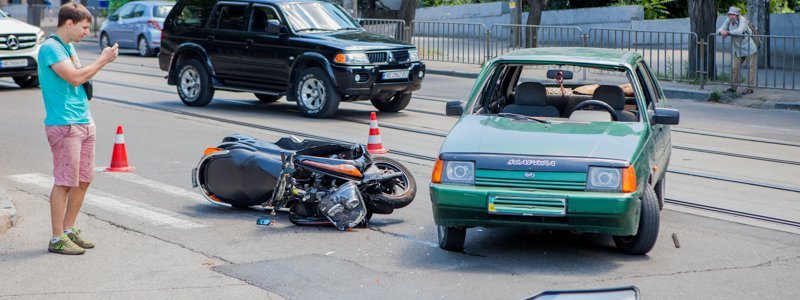 На Чернышевского ЗАЗ сбил мотоциклиста: движение затруднено