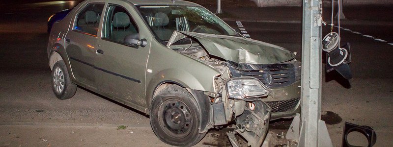 На Байкальской водитель Renault врезался в светофор и сбежал