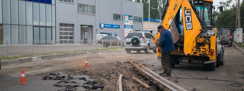 В Днепре возле речпорта из-за ремонта трамвайных путей страдают колеса автомобилей