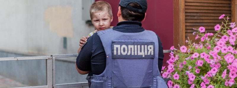 В Днепре полиция задержала пьяную женщину, которая не обращала внимания на своих плачущих детей