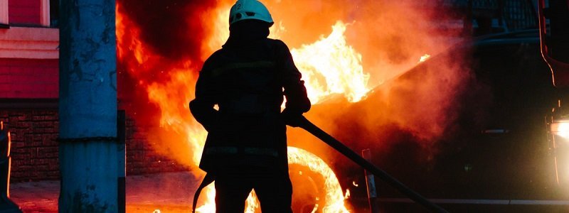 В Днепре во дворе жилого дома на Парусе загорелась Kia