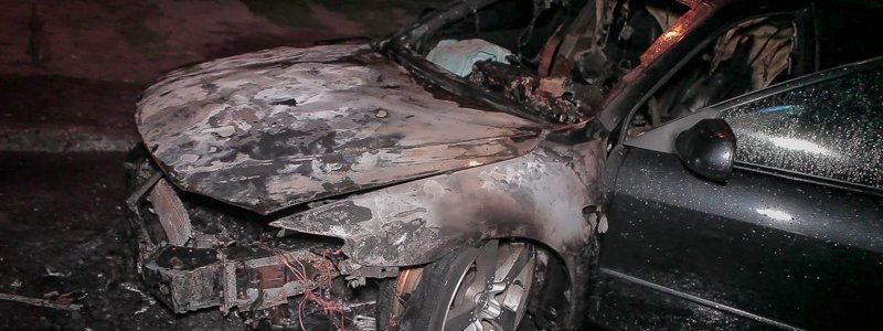 В Днепре на улице Усенко сгорела Mazda 6